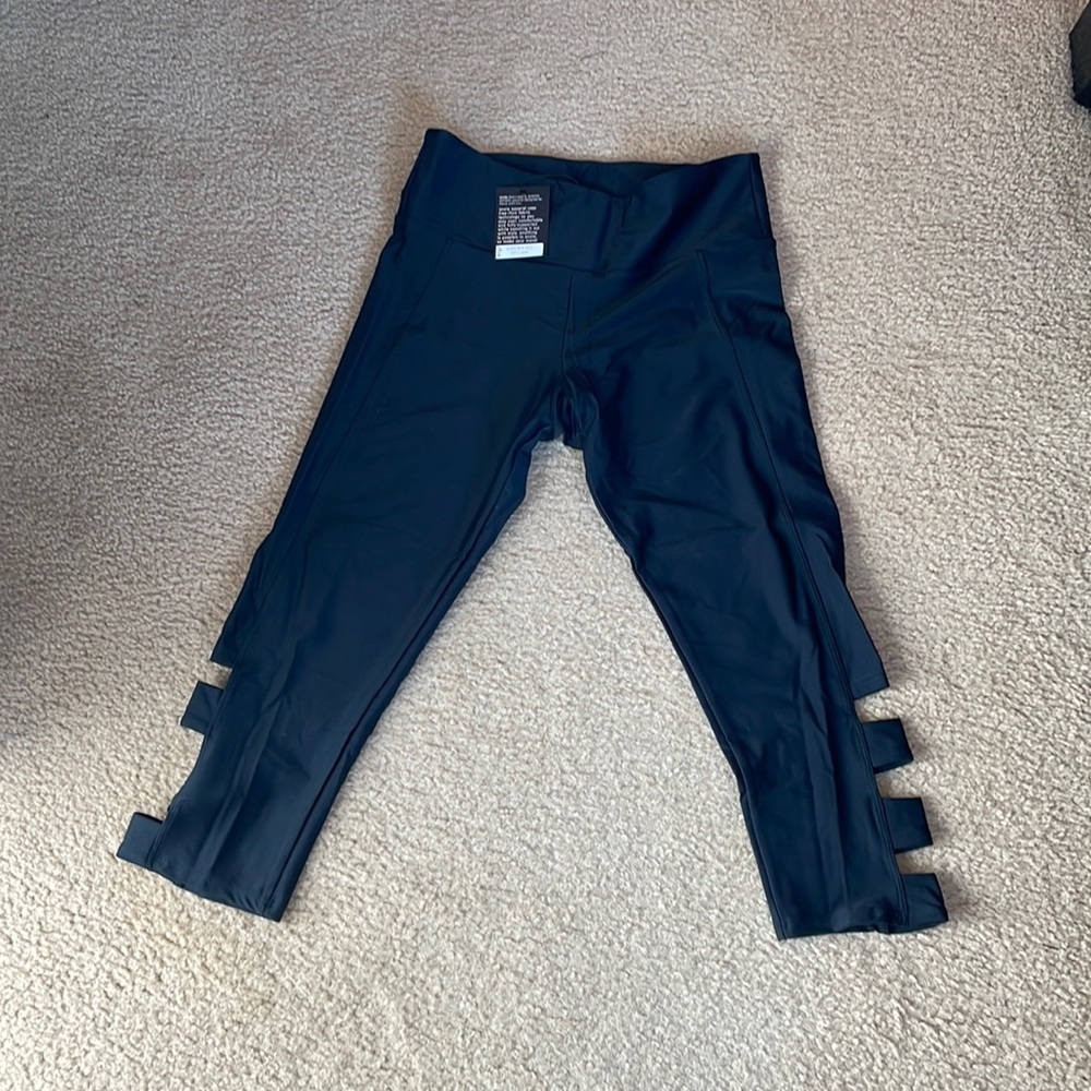 New Women’s Onzie Slit Capri Athletic Pants. Size M/L